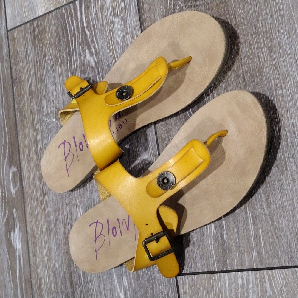 Blowfish yellow mustard colored sandals. Size 7.5